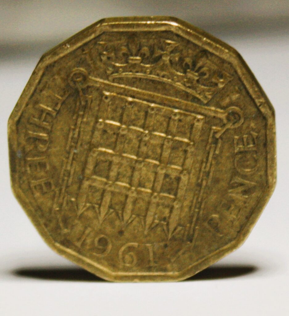 Three-Pence-1961-AllFindsComPL-10-937x1024 Three Pence 1961 – Niedoceniany klejnot ery Elżbiety II