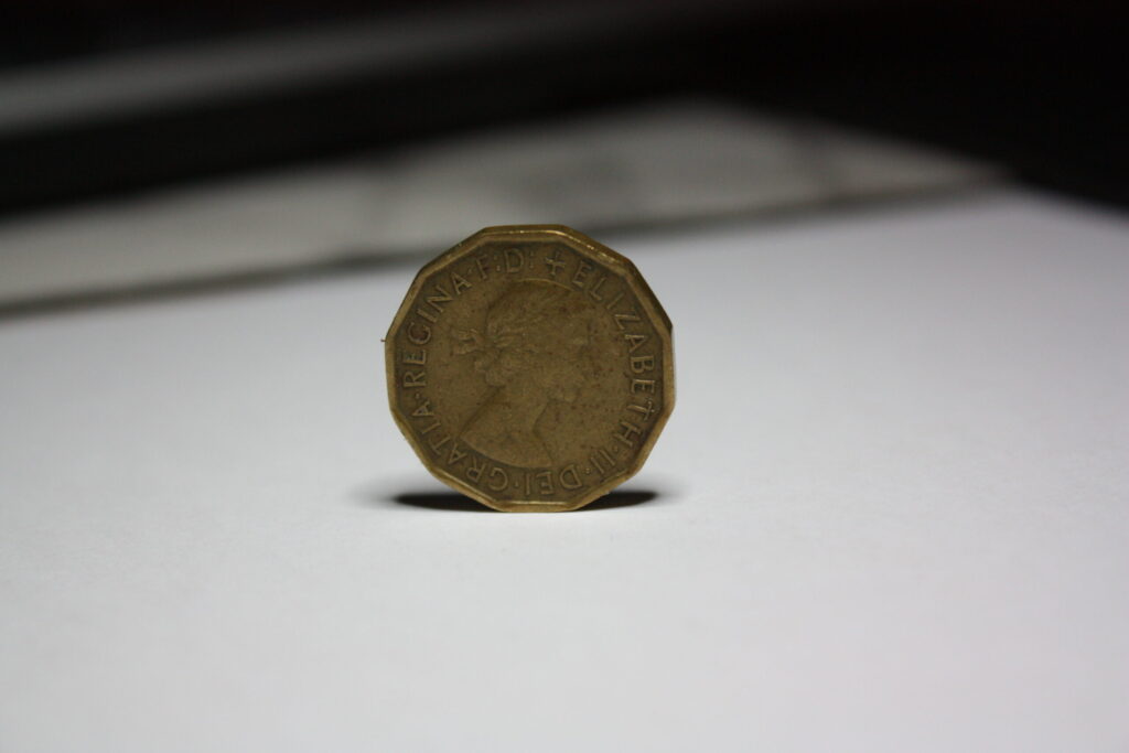 Three-pence-1964-AllFindsComPL-6-1024x683 Three Pence 1964 – Klasyka brytyjskiej numizmatyki