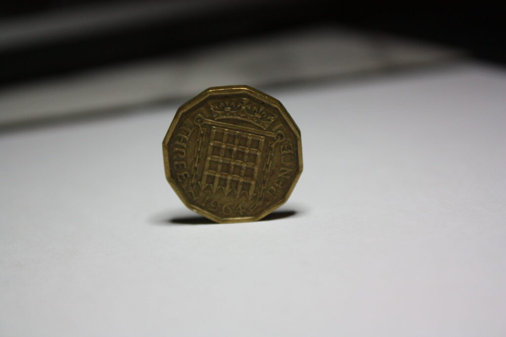 Three-pence-1964-AllFindsComPL-7-1024x683 Three Pence 1964 – Klasyka brytyjskiej numizmatyki