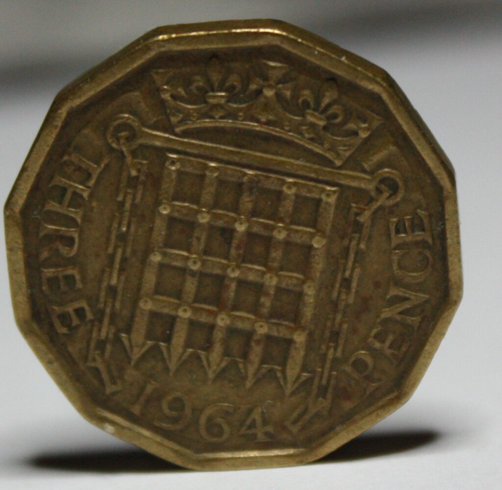 Three-pence-1964-AllFindsComPL-8-1024x1000 Three Pence 1964 – Klasyka brytyjskiej numizmatyki