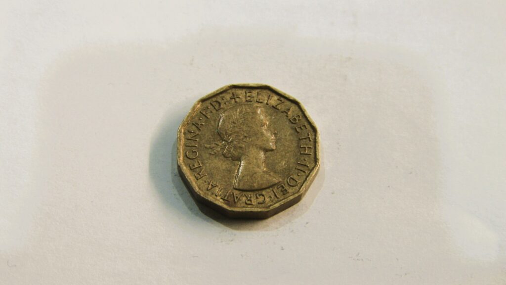 Three-pence-1967-All-Finds-Com-PL-2-1024x576 Three Pence 1967 – Ostatni oddech brytyjskiej ery pre-decimal