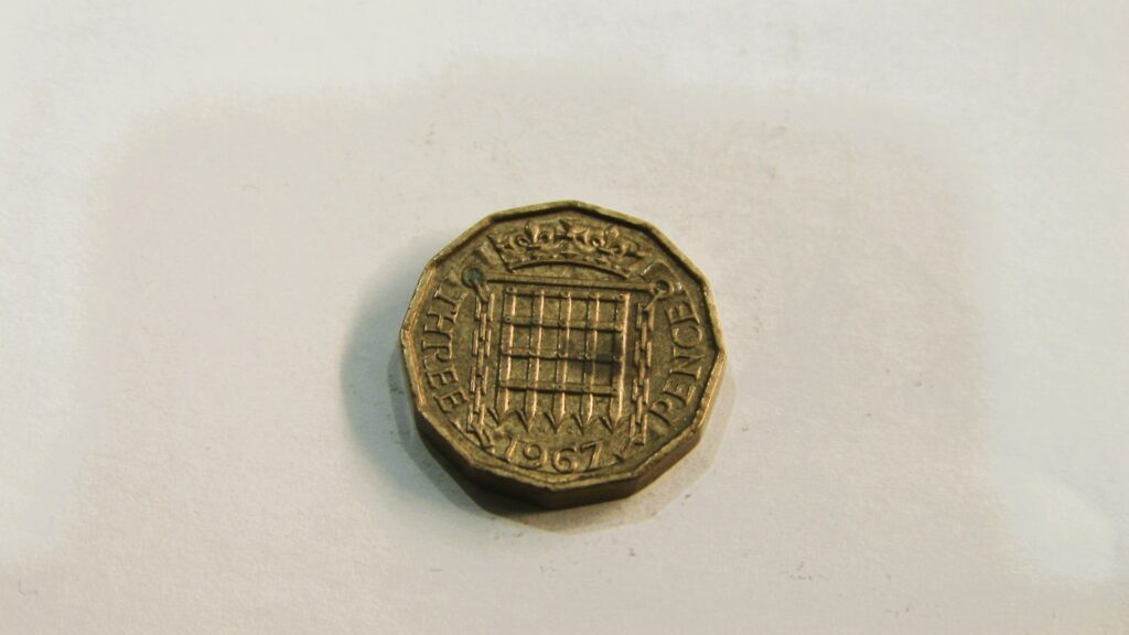 Three-pence-1967-All-Finds-Com-PL-4-1024x576 Three Pence 1967 – Ostatni oddech brytyjskiej ery pre-decimal