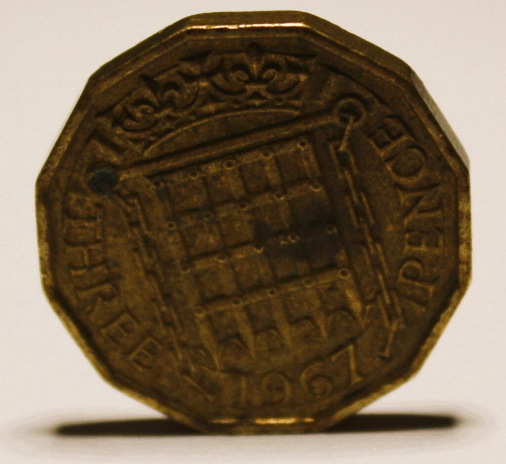 Three-pence-1967-rok-AllFindsComPL-1-e1764438513947-1024x940 Three Pence 1967 – Ostatni oddech brytyjskiej ery pre-decimal