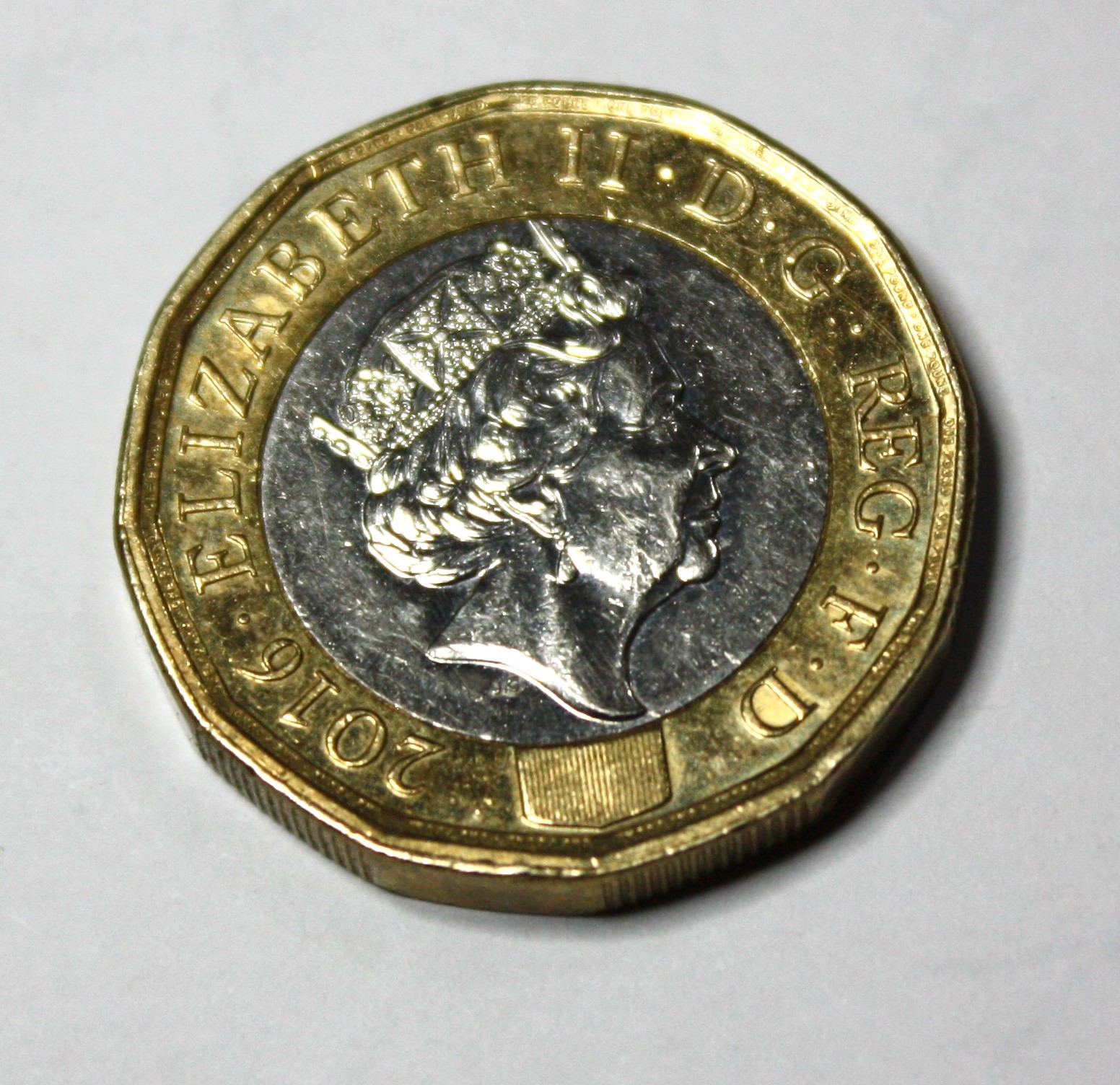 1 funt 2016 – pierwszy dwunastokątny funt Wielkiej Brytanii