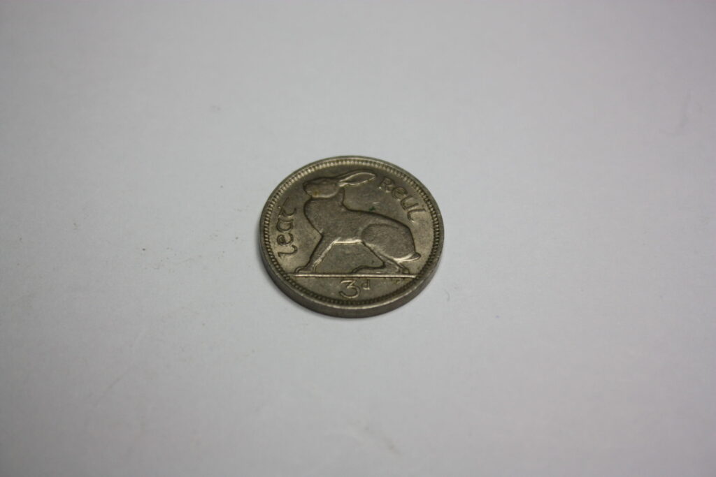 3-pensy-z-1965-roku-Irlandia-AllFinds-Com-PL-1-1024x683 3 Pence 1965 Ireland - za ile kupić i sprzedać?