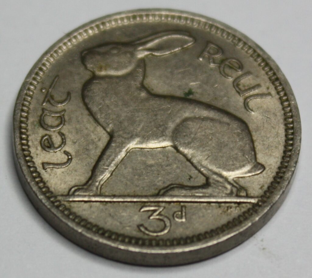 3-pensy-z-1965-roku-Irlandia-AllFinds-Com-PL-2-1024x912 3 Pence 1965 Ireland - za ile kupić i sprzedać?