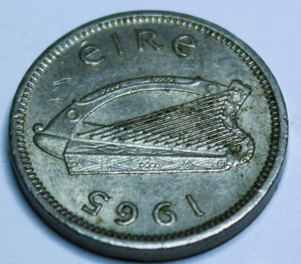 3-pensy-z-1965-roku-Irlandia-AllFinds-Com-PL-5-1024x899 3 Pence 1965 Ireland - za ile kupić i sprzedać?