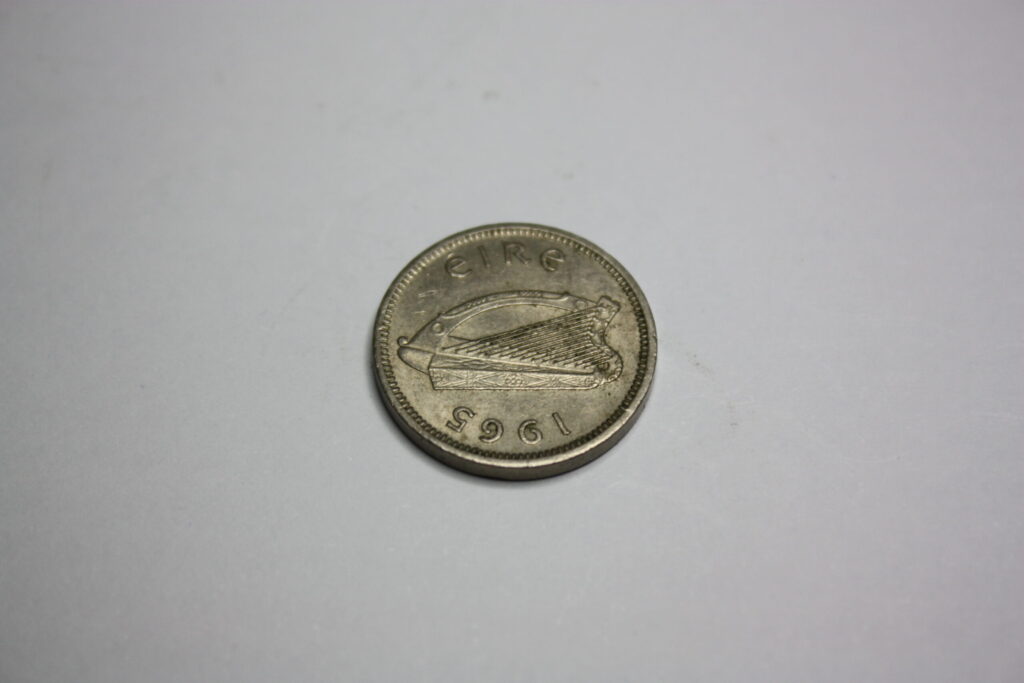 3-pensy-z-1965-roku-Irlandia-AllFinds-Com-PL-6-1024x683 3 Pence 1965 Ireland - za ile kupić i sprzedać?