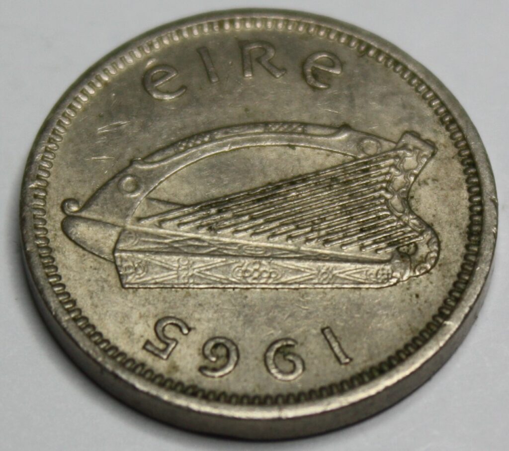 3-pensy-z-1965-roku-Irlandia-AllFinds-Com-PL-7-1024x907 3 Pence 1965 Ireland - za ile kupić i sprzedać?