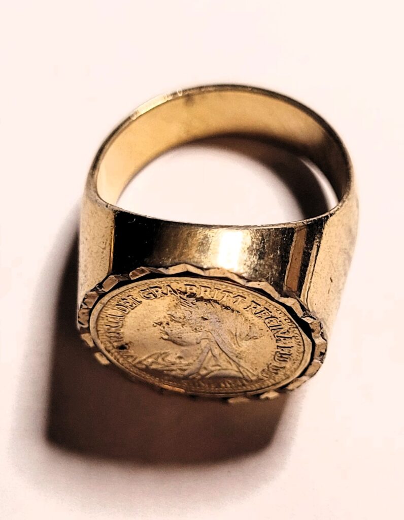 Pierscien-z-moneta-Krolowej-Wiktorii-Suweren-zloto-4-796x1024 Pierścień z monetą „Królowa Wiktoria”