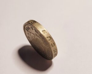 one-pound-2001-www.allfinds.com_.pl-6-300x242 1 Pound 2001 (UK) ile jest warta moneta?